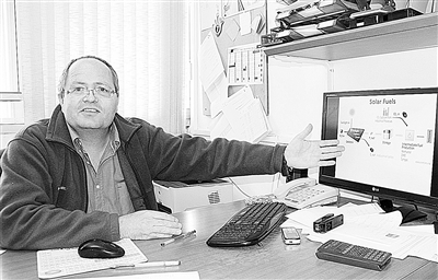 阿夫納·羅斯柴爾德教授在接受采訪。 本報(bào)記者 馮志文攝